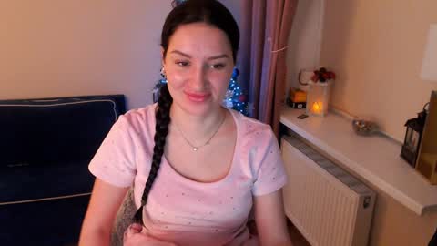 Snapshot of heaven_chloe chatting on January 22, 2:24 pm Heaven girl online show from January 22, 2:24 pm
