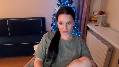 Snapshot of heaven_chloe chatting on February 6, 10:00 pm Heaven girl online show from February 6, 10:00 pm
