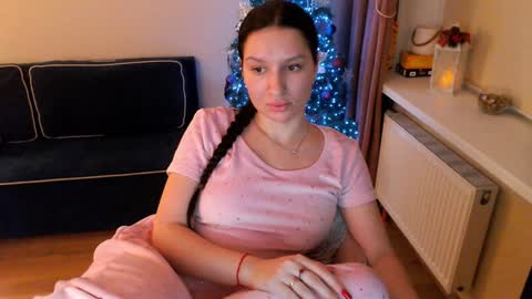 Snapshot of heaven_chloe chatting on January 10, 12:59 am Heaven girl online show from January 10, 12:59 am