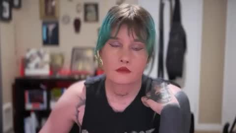 Saoirse online show from December 5, 8:06 pm