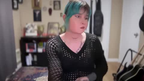 Saoirse online show from December 3, 8:33 am