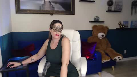 Snapshot of hebelongs2her chatting on September 23, 10:49 pm hebelongs2her online show from September 23, 10:49 pm