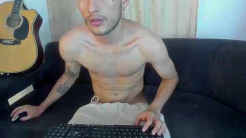 Snapshot of henrik_senn chatting on October 28, 3:51 am henrik_senn online show from October 28, 3:51 am