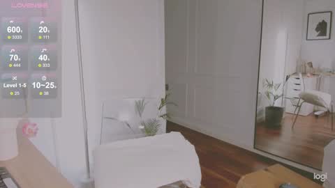 Snapshot of hevaenn chatting on December 10, 5:33 pm hi my name is Eva. online show from December 10, 5:33 pm