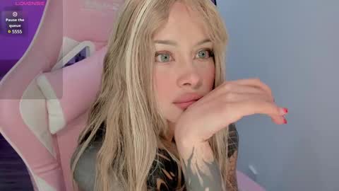 Snapshot of heybambino_ chatting on March 10, 7:22 am Bambi.....Help me get 100 likes in the satisfaction bar. online show from March 10, 7:22 am