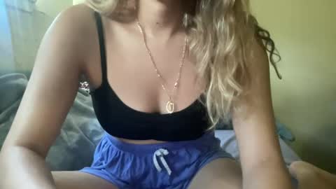 Snapshot of heybluebabe chatting on September 18, 9:30 pm Blue  online show from September 18, 9:30 pm