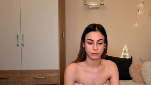 Snapshot of hidden_gem__ chatting on October 16, 3:33 pm Ana online show from October 16, 3:33 pm