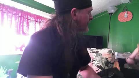 hippiedad333 online show from April 11, 7:40 pm