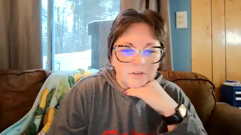 Snapshot of hippihope420 chatting on February 27, 12:12 pm Bella online show from February 27, 12:12 pm