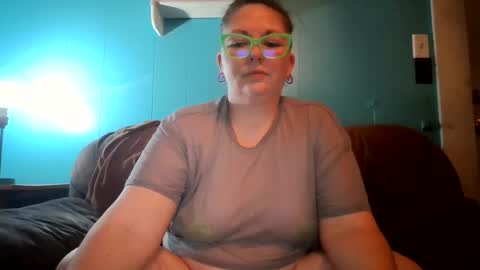 Snapshot of hippihope420 chatting on October 1, 3:05 am Bella online show from October 1, 3:05 am