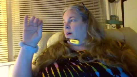 hippysnewhere online show from June 16, 4:49 am
