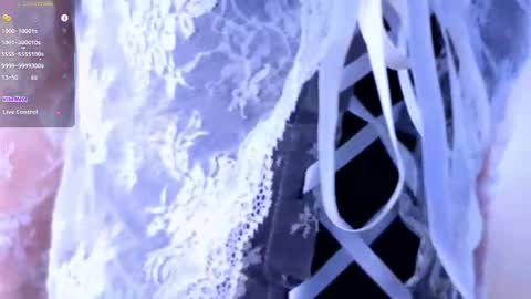 Ella online show from November 17, 6:32 pm