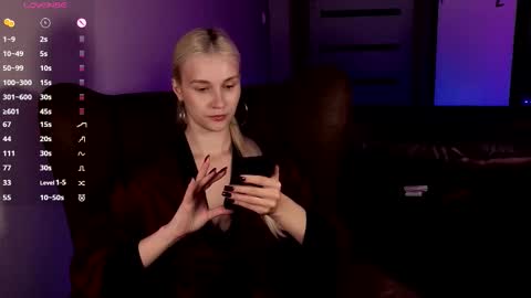 Snapshot of hitchcocianblonde_ chatting on October 14, 7:17 pm Mary online show from October 14, 7:17 pm