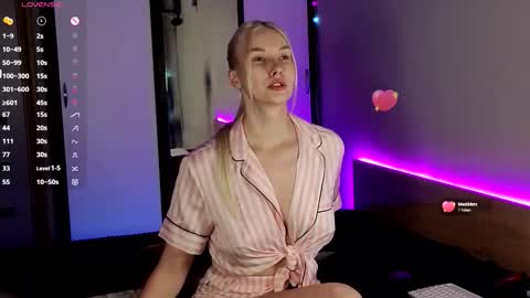 Snapshot of hitchcocianblonde_ chatting on October 1, 6:07 pm Mary online show from October 1, 6:07 pm
