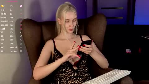 Snapshot of hitchcocianblonde_ chatting on October 3, 5:43 pm Mary online show from October 3, 5:43 pm
