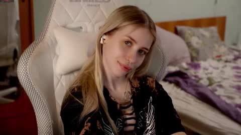 Holly online show from March 18, 7:31 pm