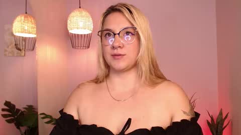 Hollie online show from October 25, 7:36 pm