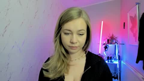 Holly online show from November 18, 8:45 pm