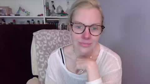 holly_bourbon online show from March 1, 8:13 pm