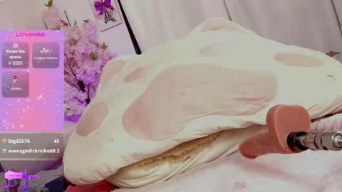 Snapshot of holly_jorda chatting on October 9, 4:56 pm online show from October 9, 4:56 pm