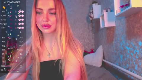 Snapshot of holly_molly8 chatting on December 28, 5:46 pm holly_molly8 online show from December 28, 5:46 pm
