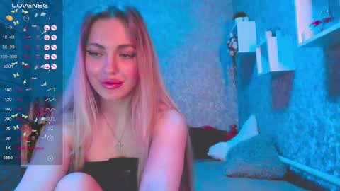Snapshot of holly_molly8 chatting on December 19, 10:00 pm holly_molly8 online show from December 19, 10:00 pm