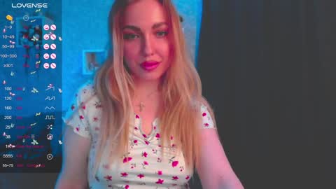 Snapshot of holly_molly8 chatting on January 21, 6:23 pm holly_molly8 online show from January 21, 6:23 pm