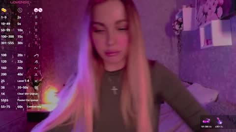 Snapshot of holly_molly8 chatting on March 3, 11:24 pm holly_molly8 online show from March 3, 11:24 pm