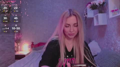 Snapshot of holly_molly8 chatting on October 4, 5:55 pm holly_molly8 online show from October 4, 5:55 pm