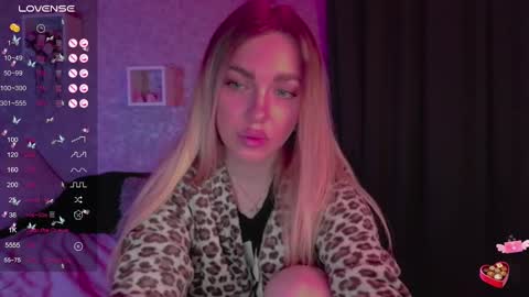 Snapshot of holly_molly8 chatting on February 10, 11:45 pm holly_molly8 online show from February 10, 11:45 pm