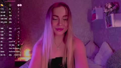 Snapshot of holly_molly8 chatting on March 6, 7:25 am holly_molly8 online show from March 6, 7:25 am