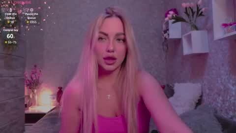 Snapshot of holly_molly8 chatting on September 11, 7:15 pm holly_molly8 online show from September 11, 7:15 pm