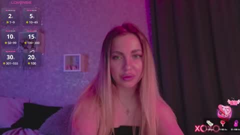 Snapshot of holly_molly8 chatting on February 12, 11:41 pm holly_molly8 online show from February 12, 11:41 pm
