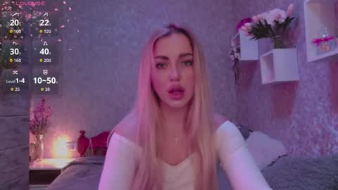 Snapshot of holly_molly8 chatting on September 29, 6:18 pm holly_molly8 online show from September 29, 6:18 pm