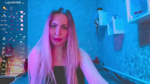 Snapshot of holly_molly8 chatting on January 2, 2:00 am holly_molly8 online show from January 2, 2:00 am