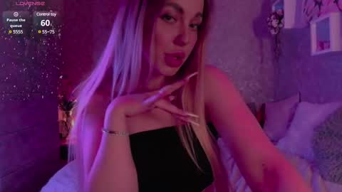 Snapshot of holly_molly8 chatting on February 27, 7:15 pm holly_molly8 online show from February 27, 7:15 pm