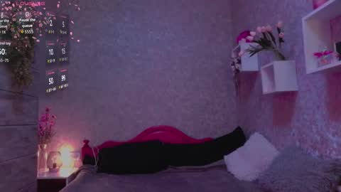 Snapshot of holly_molly8 chatting on September 17, 7:17 pm holly_molly8 online show from September 17, 7:17 pm
