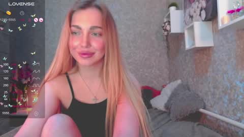 Snapshot of holly_molly8 chatting on December 11, 10:49 pm holly_molly8 online show from December 11, 10:49 pm
