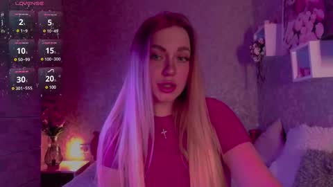 Snapshot of holly_molly8 chatting on February 25, 8:00 pm holly_molly8 online show from February 25, 8:00 pm
