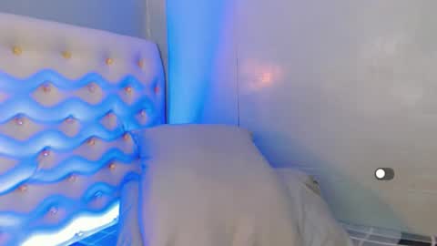 Snapshot of holly_sunshine69 chatting on October 5, 3:48 am Apple online show from October 5, 3:48 am