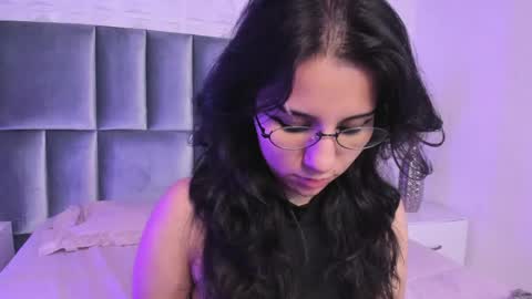 hollypeach_ online show from May 15, 9:00 pm