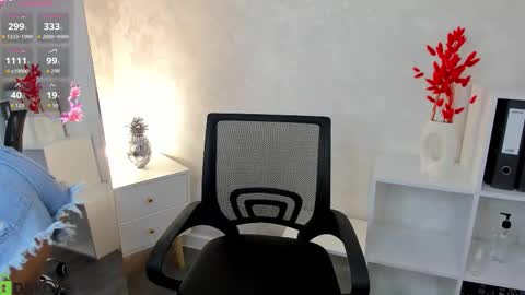 Holly online show from December 2, 1:04 am