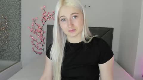 HollyTaillor online show from February 26, 1:25 pm