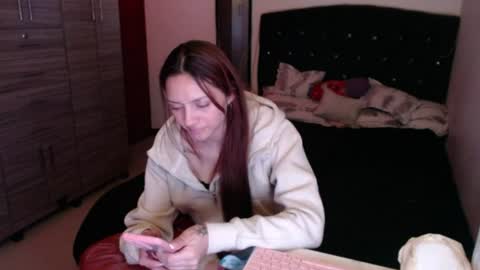 holy_julii online show from June 27, 4:18 am