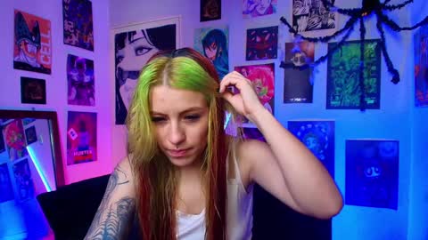Snapshot of holyeva chatting on December 1, 8:55 pm online show from December 1, 8:55 pm