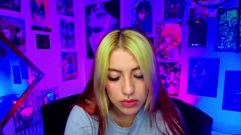 Snapshot of holyeva chatting on December 18, 12:10 am online show from December 18, 12:10 am