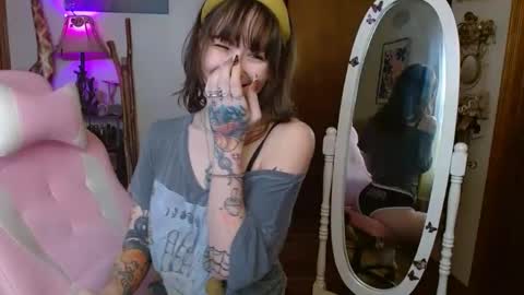 Honey Bee online show from January 28, 8:47 pm