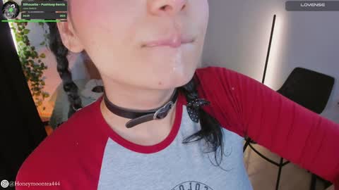 Snapshot of honeymoontea chatting on December 6, 3:46 am online show from December 6, 3:46 am