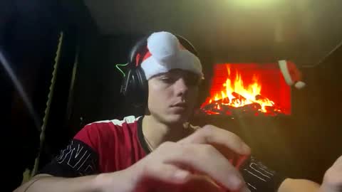 Snapshot of hot_boy_2002_ chatting on December 29, 7:53 pm Hot boy 2002 online show from December 29, 7:53 pm