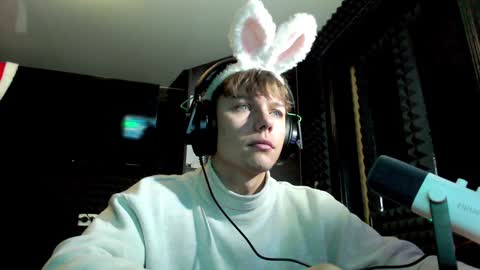 Snapshot of hot_boy_2002_ chatting on December 30, 12:42 pm Hot boy 2002 online show from December 30, 12:42 pm